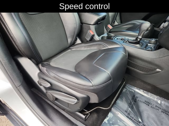 Used 2019 Jeep Cherokee Latitude Plus w/ Cold Weather Group AWD/4WD image 23