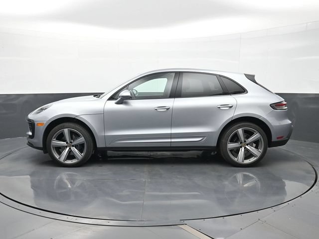 Certified 2025 Porsche Macan AWD/4WD image 2