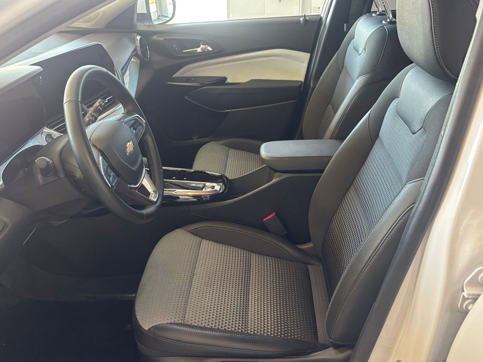 Used 2025 Chevrolet Trax LT w/ LT Convenience Package FWD image 27