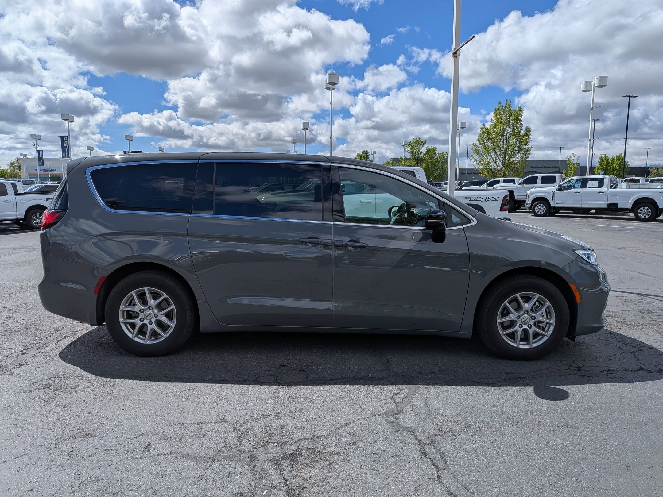 Used 2025 Chrysler Pacifica Select image 2