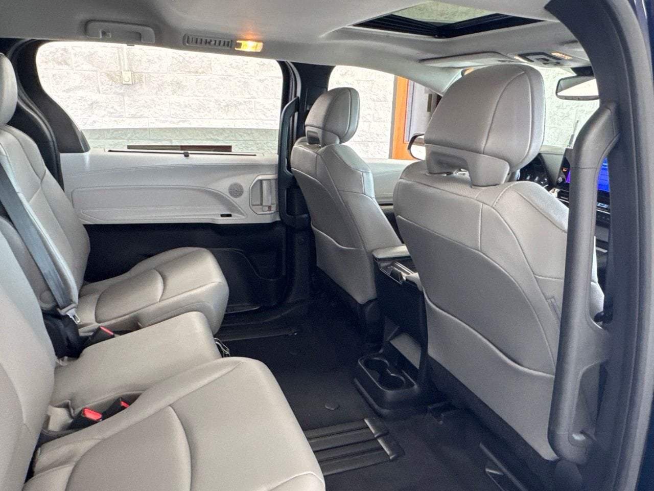 Used 2026 Toyota Sienna XLE FWD image 42