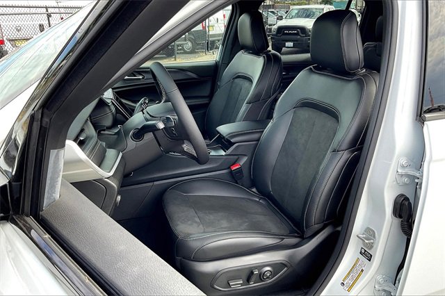 New 2025 Jeep Grand Cherokee L Altitude image 9