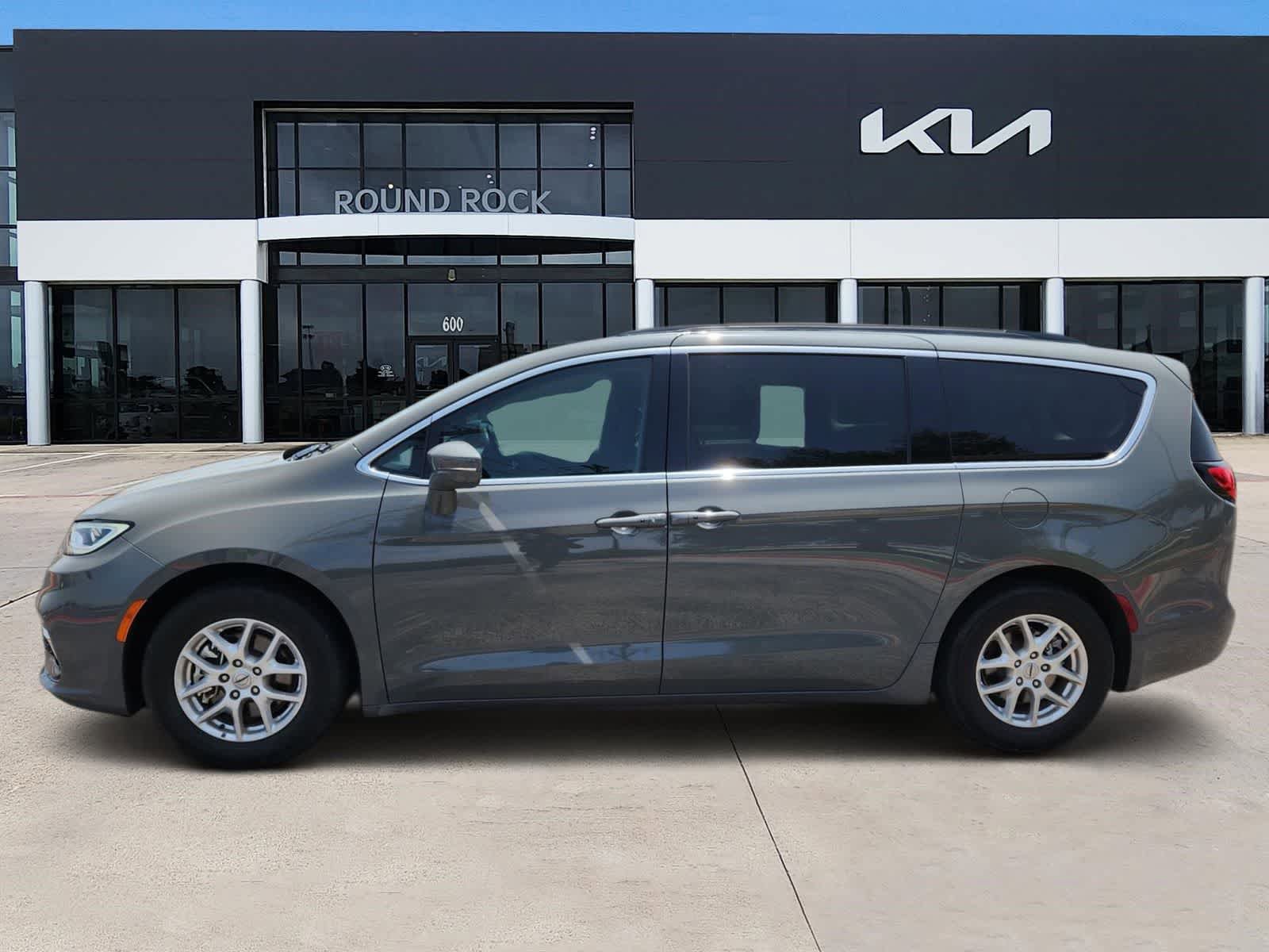 Used 2022 Chrysler Pacifica Touring-L FWD image 4