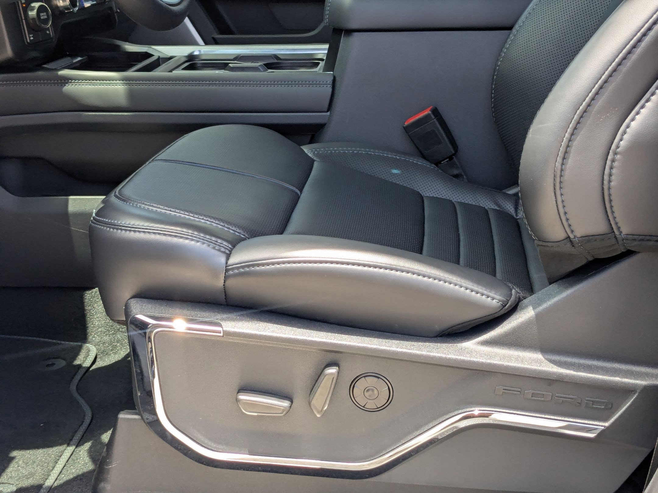 Used 2025 Ford F350 Platinum w/ FX4 Off-Road Package image 26