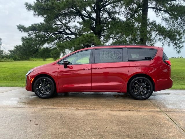 New 2027 Chrysler Pacifica Limited w/ S Appearance Package FWD image 7