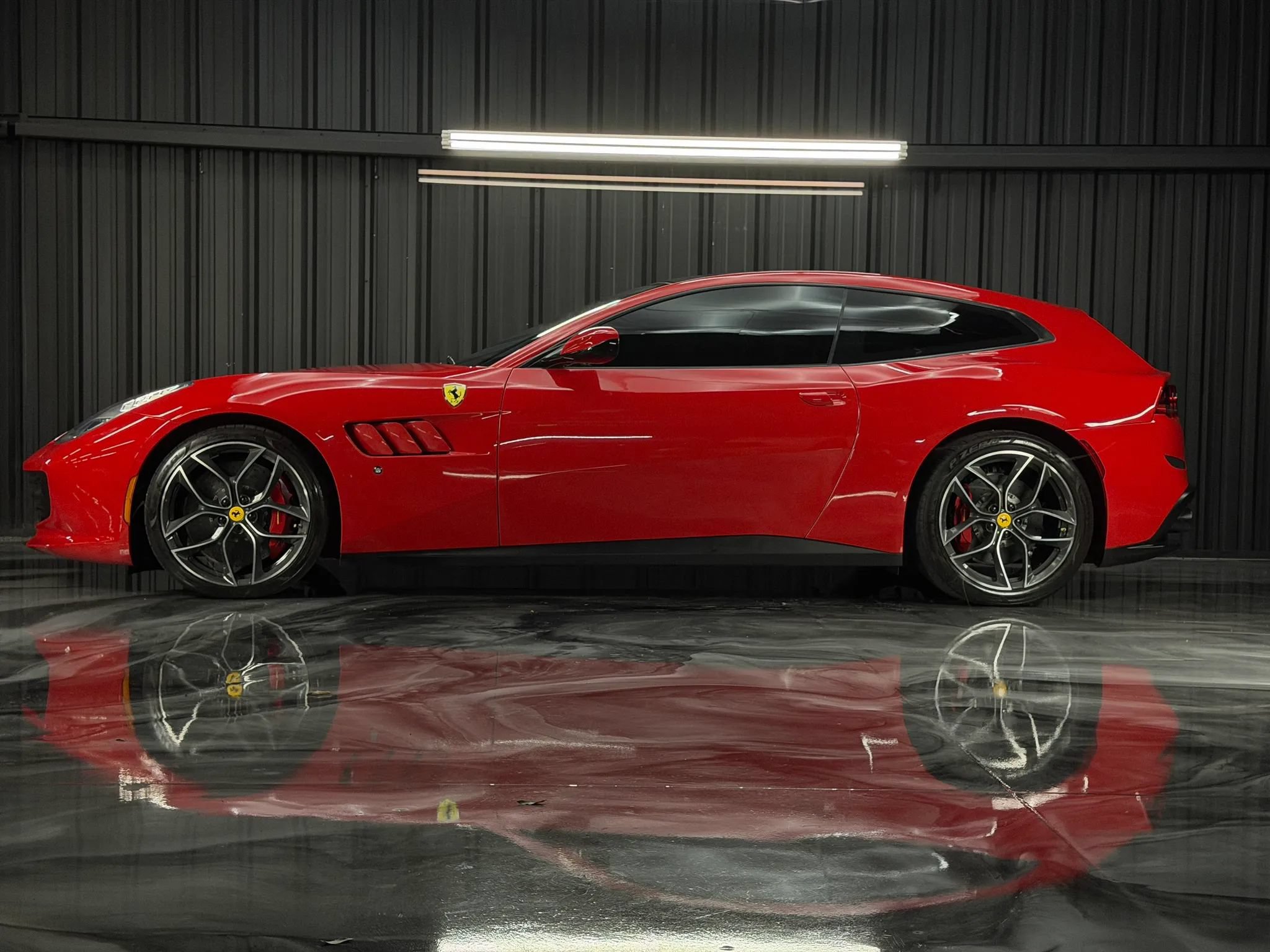Used 2018 Ferrari GTC4Lusso T RWD image 2