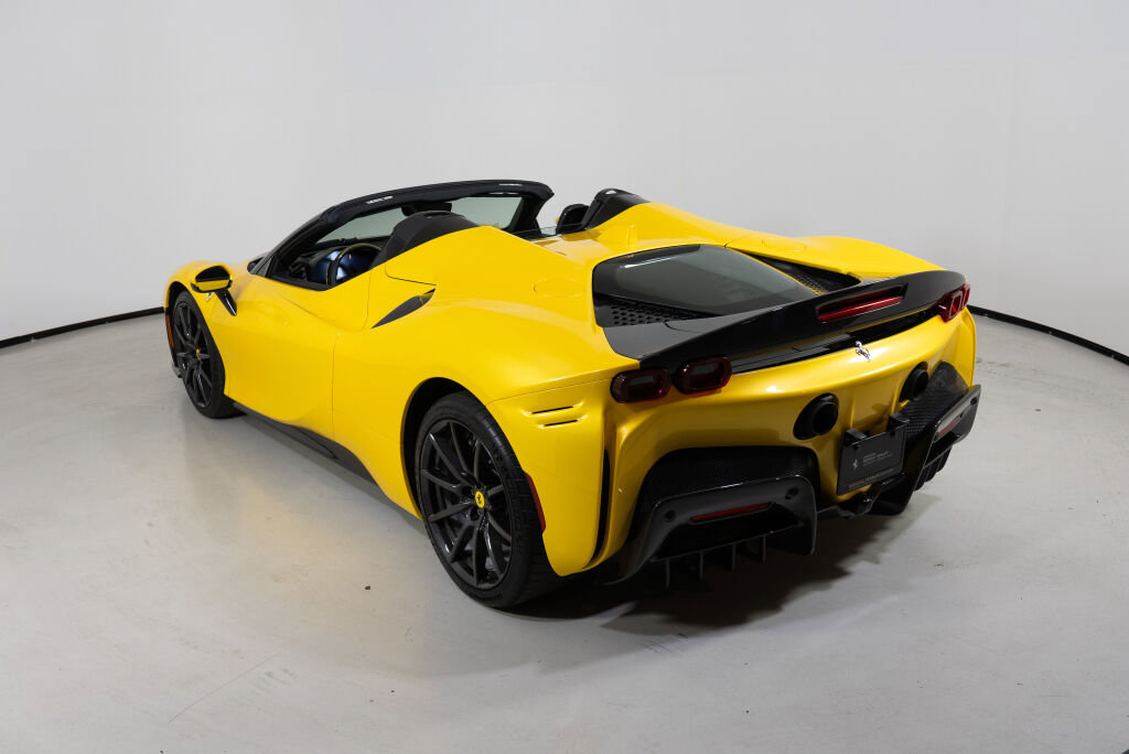 Used 2023 Ferrari SF90 Spider image 7