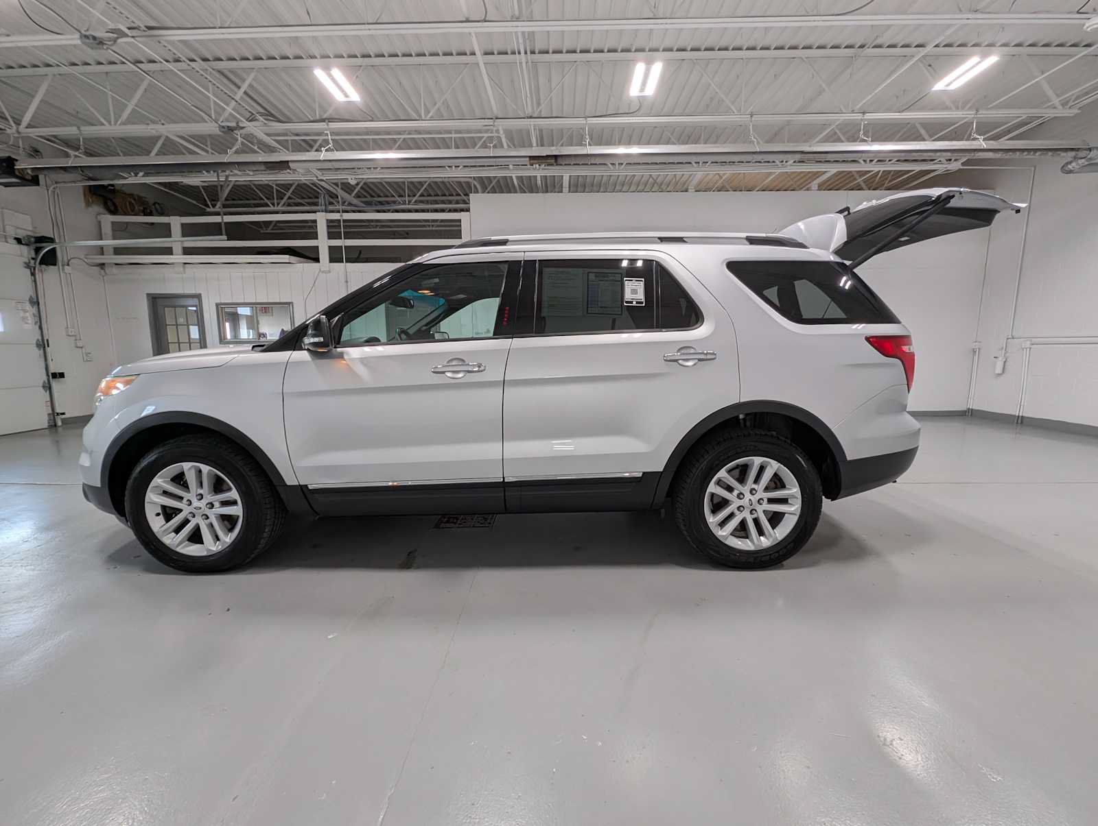 Used 2015 Ford Explorer XLT w/ Equipment Group 202B AWD/4WD image 11