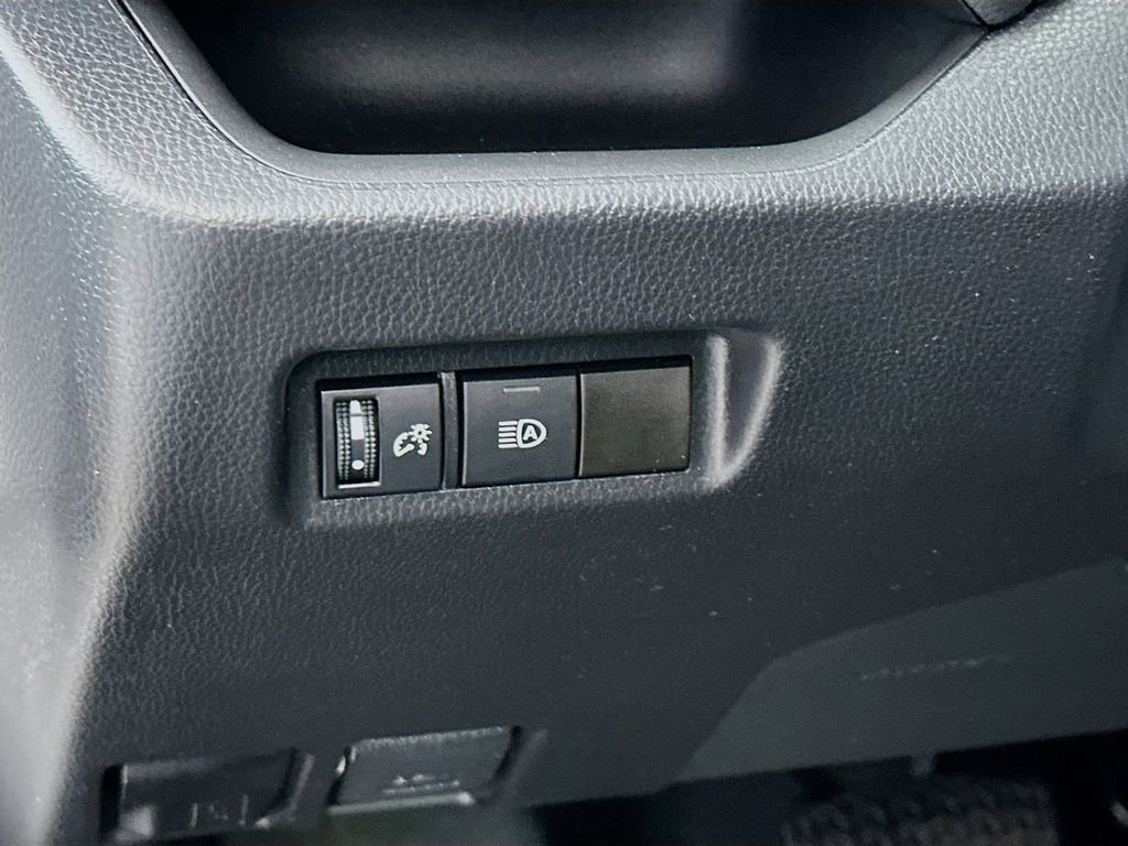 Used 2022 Toyota RAV4 LE AWD/4WD image 11