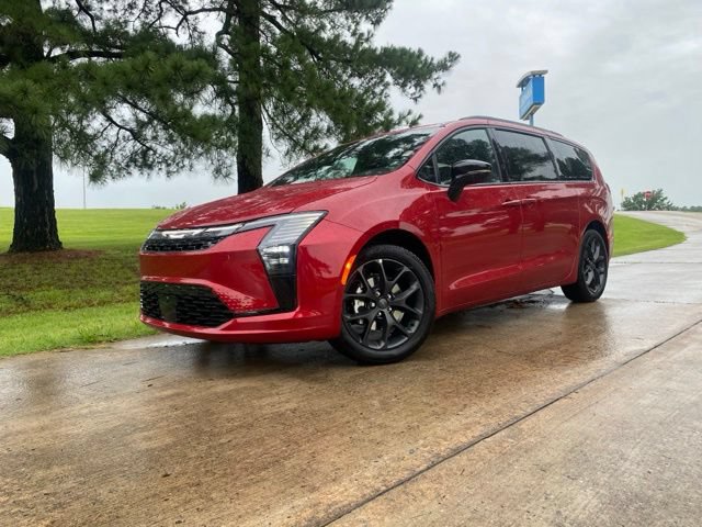New 2027 Chrysler Pacifica Limited w/ S Appearance Package FWD image 1