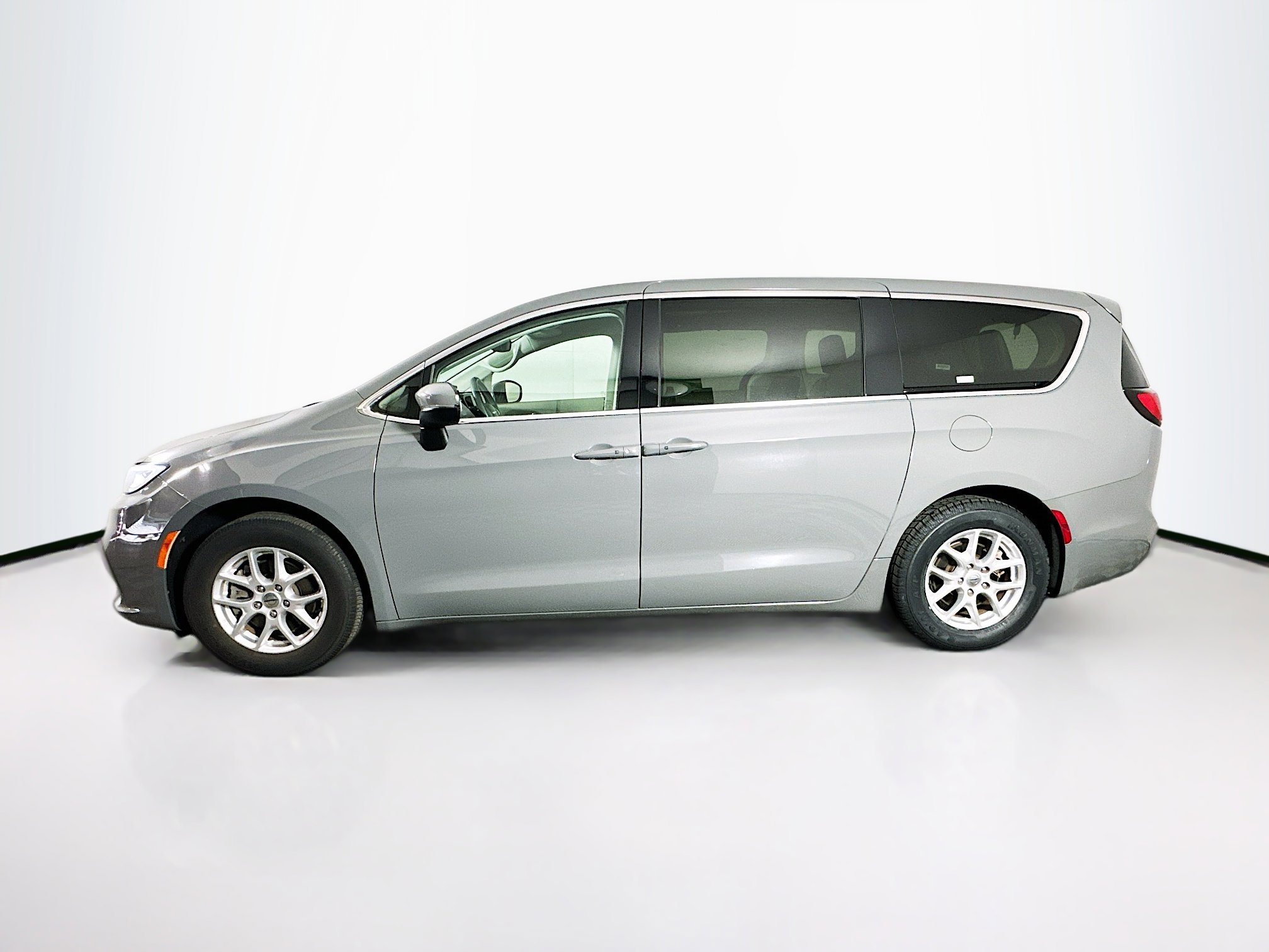 Used 2023 Chrysler Pacifica Touring-L image 4