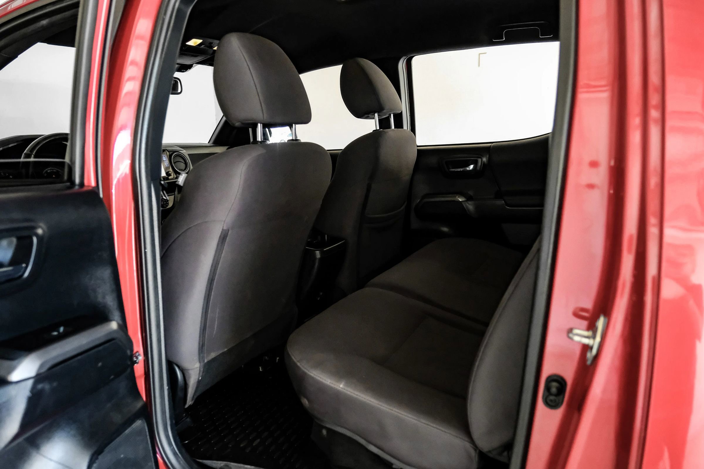 Used 2018 Toyota Tacoma TRD Sport w/ Technology Package RWD image 33