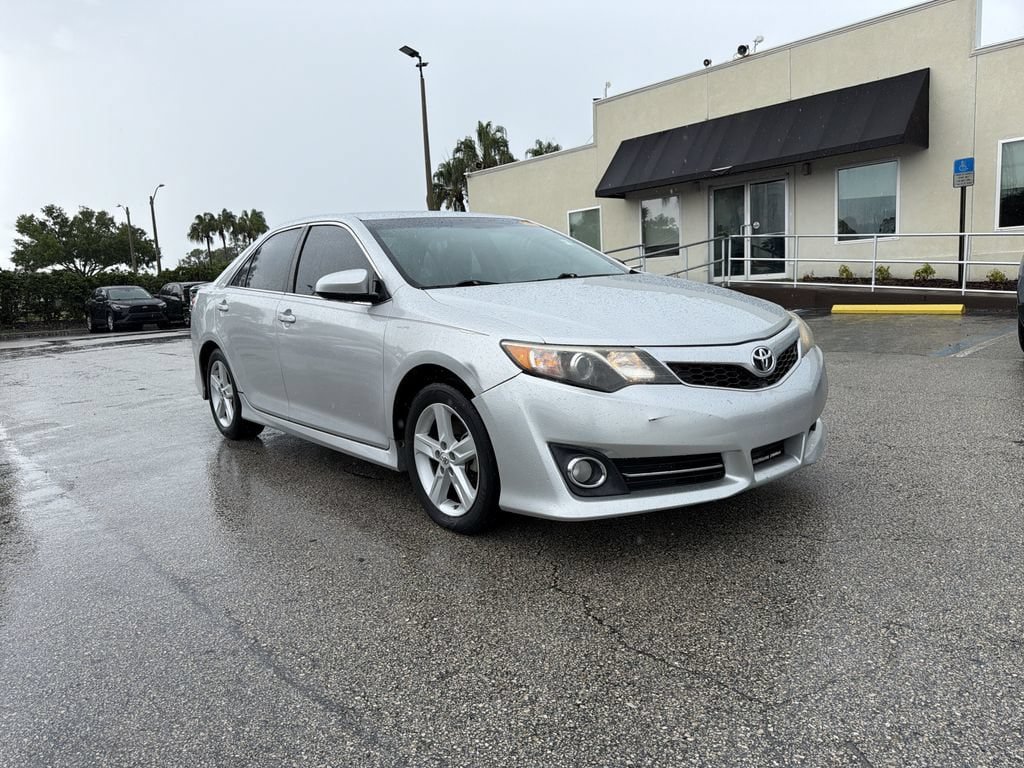 Used 2014 Toyota Camry SE FWD image 2