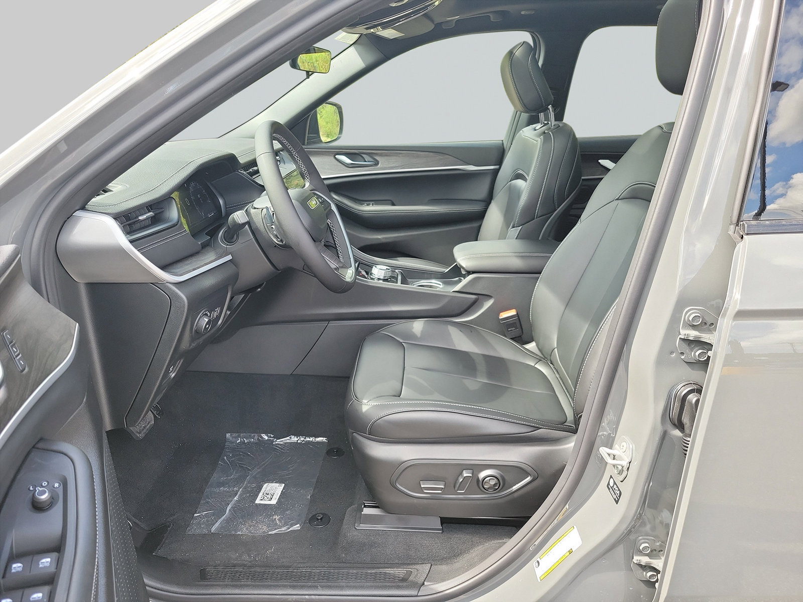 New 2027 Jeep Grand Cherokee Limited RWD image 23