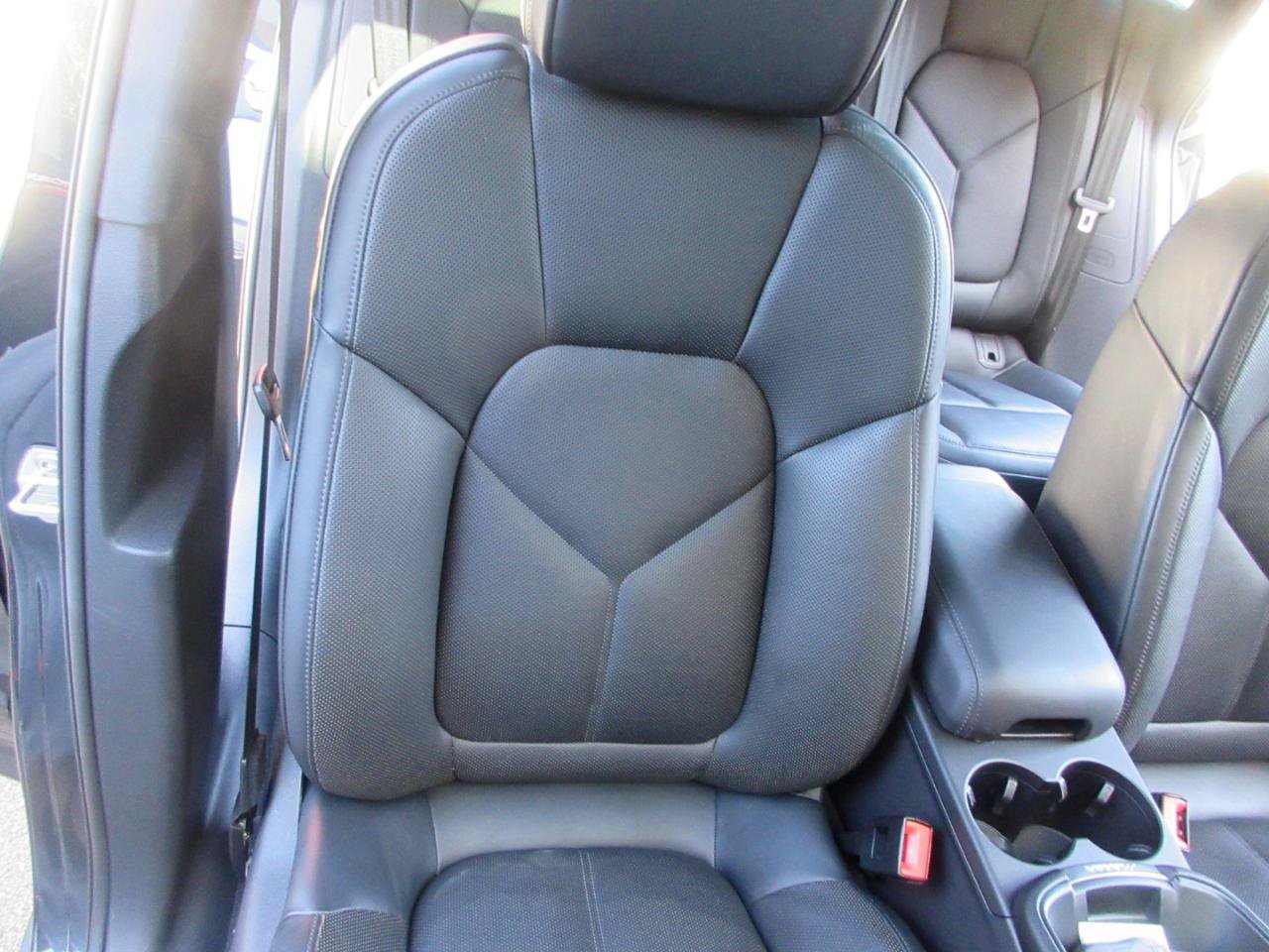 Used 2025 Porsche Macan w/ Premium Package Plus AWD/4WD image 29