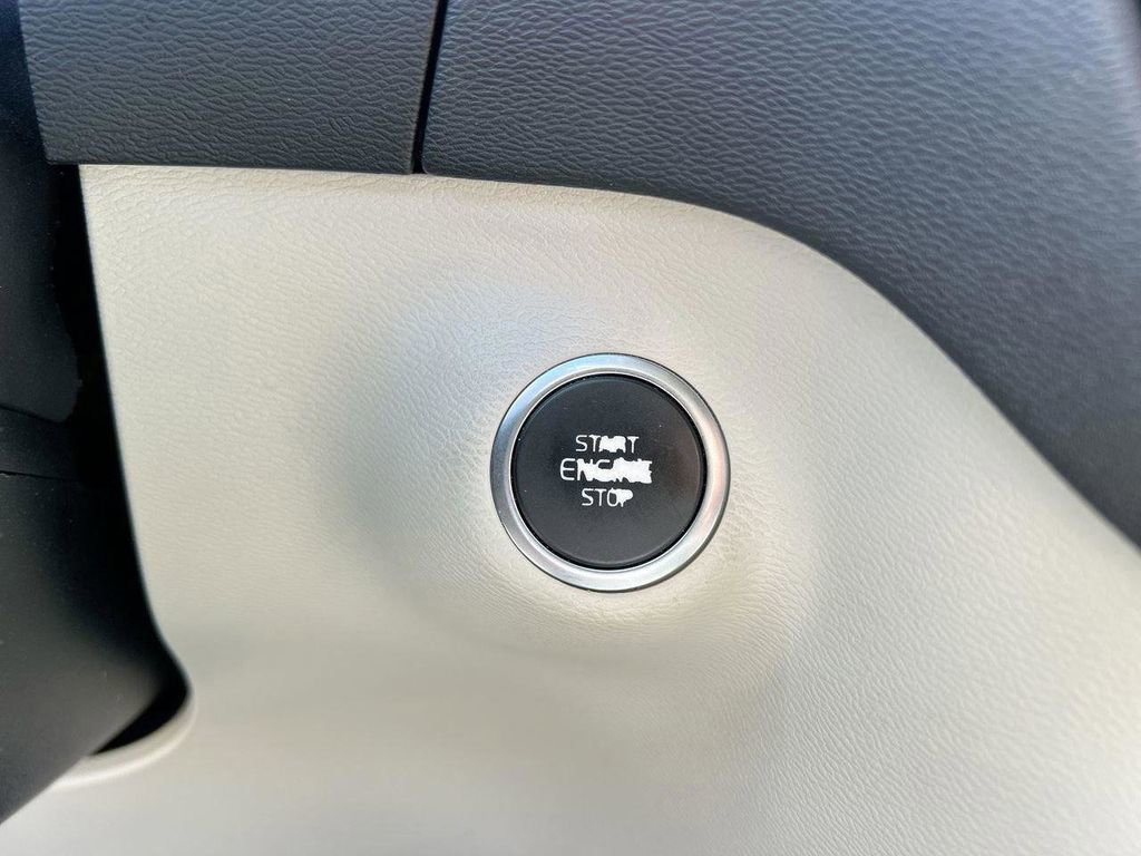 Used 2019 Volvo XC40 T5 Momentum image 35