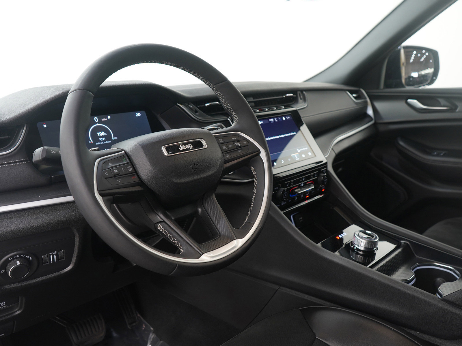 Used 2024 Jeep Grand Cherokee Altitude image 25