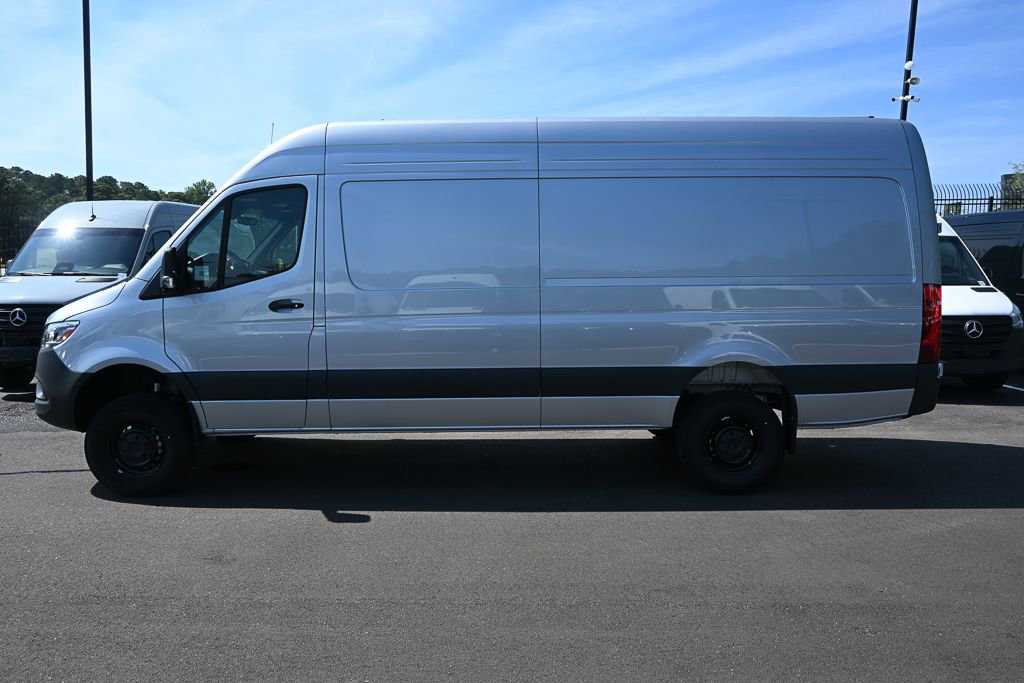 Used 2025 Mercedes-Benz Sprinter 2500 image 3