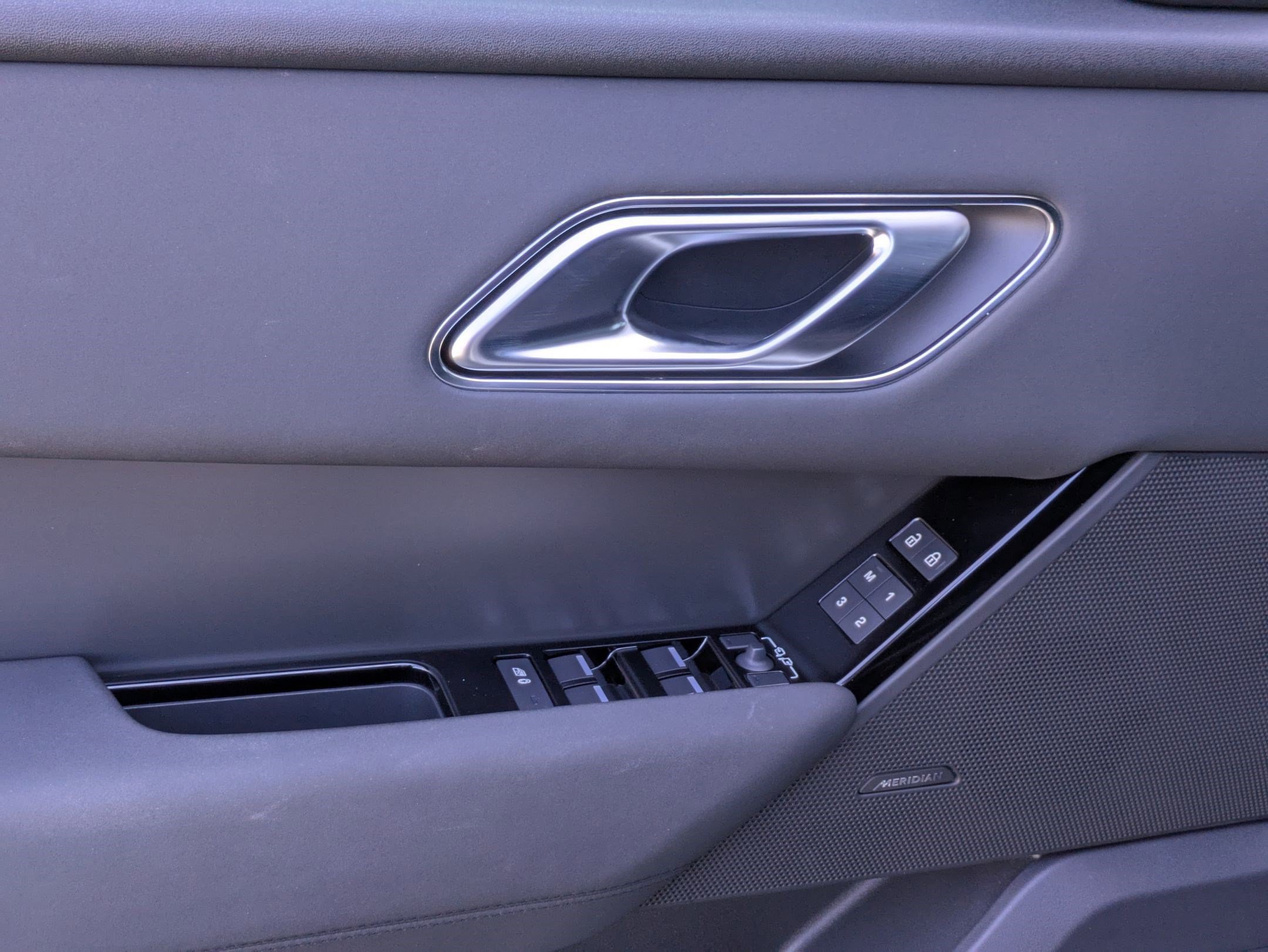 Used 2025 Land Rover Range Rover Velar Dynamic SE image 16