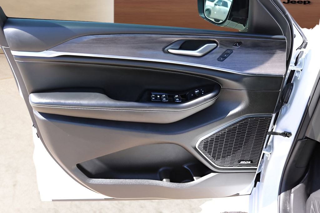 Used 2024 Jeep Grand Cherokee Overland w/ Adv Protech Group III image 10