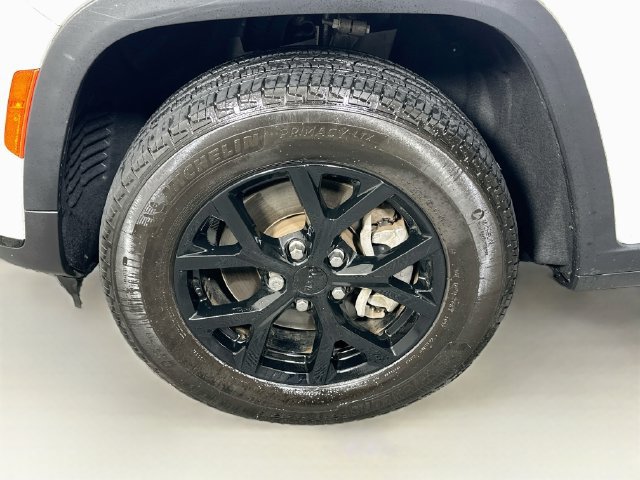 Used 2024 Jeep Grand Cherokee L Altitude AWD/4WD image 33