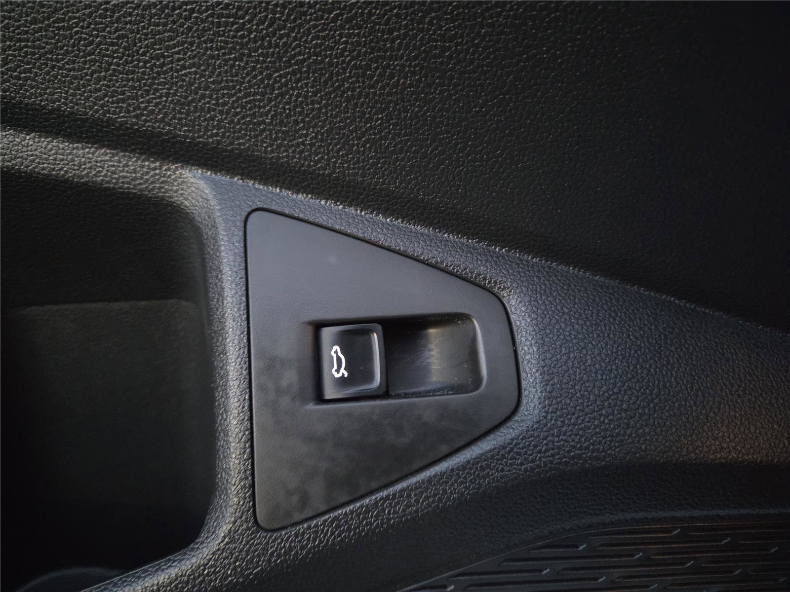 Certified 2025 Volkswagen Jetta SE w/ Sunroof Package image 14