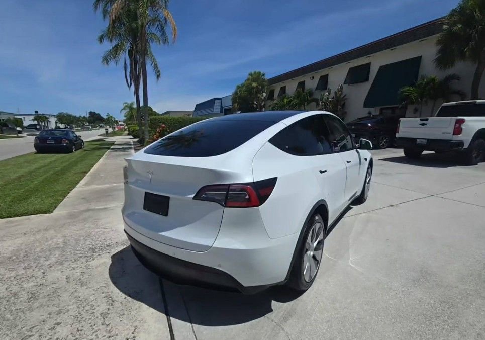 Used 2021 Tesla Model Y 2WD video 2