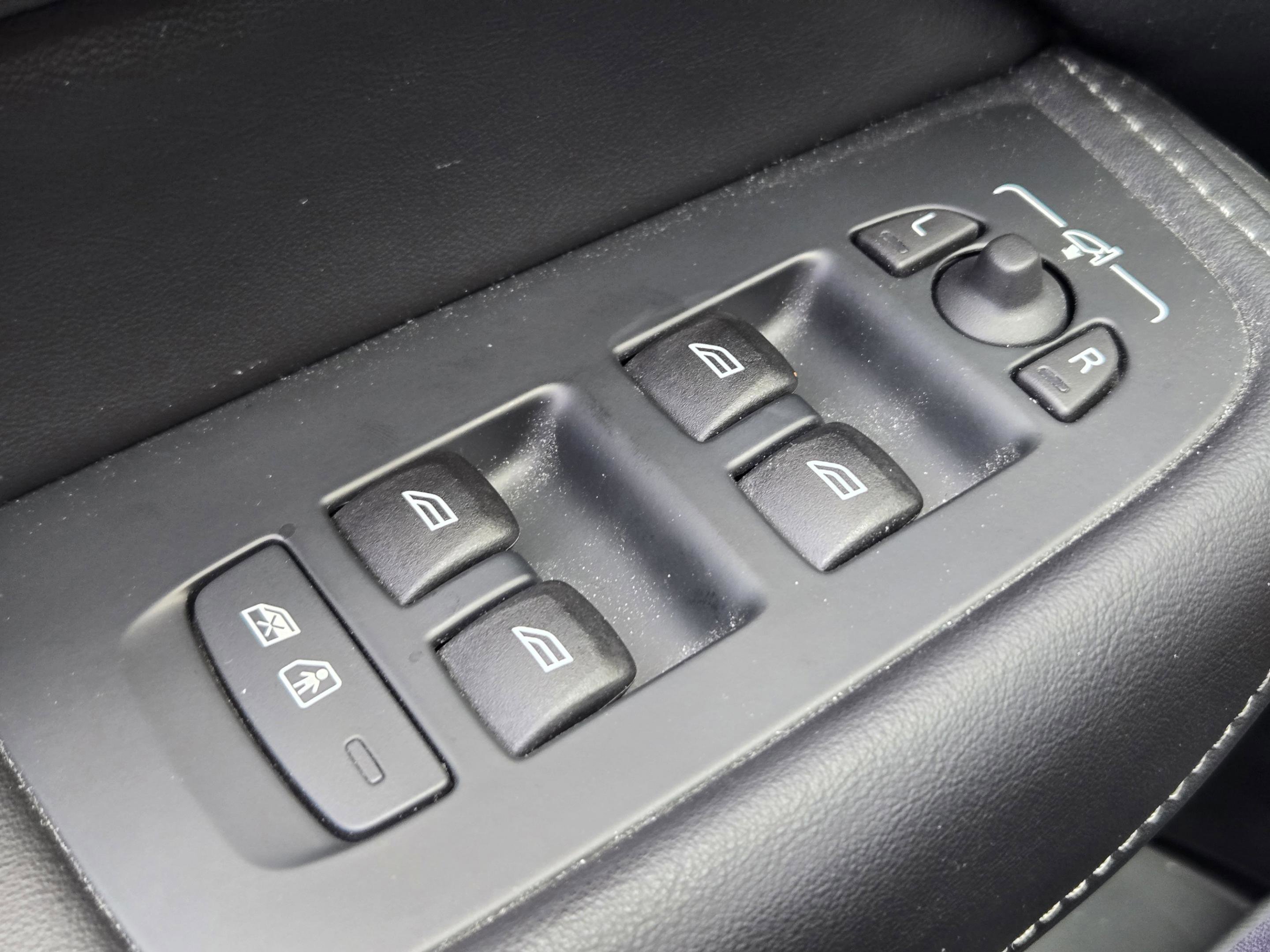 Used 2024 Volvo XC60 T8 Ultimate w/ Climate Package AWD/4WD image 20