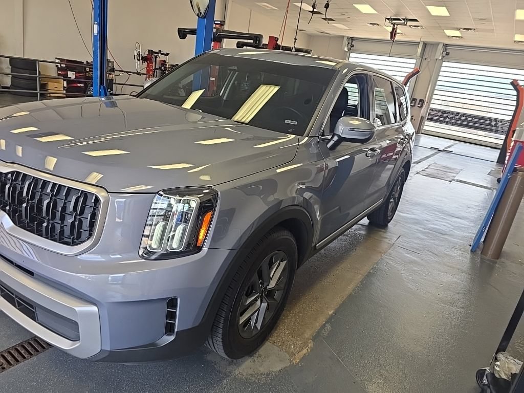 Used 2023 Kia Telluride LX AWD/4WD image 2