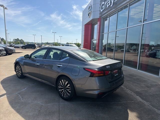 Used 2024 Nissan Altima 2.5 SV FWD image 2
