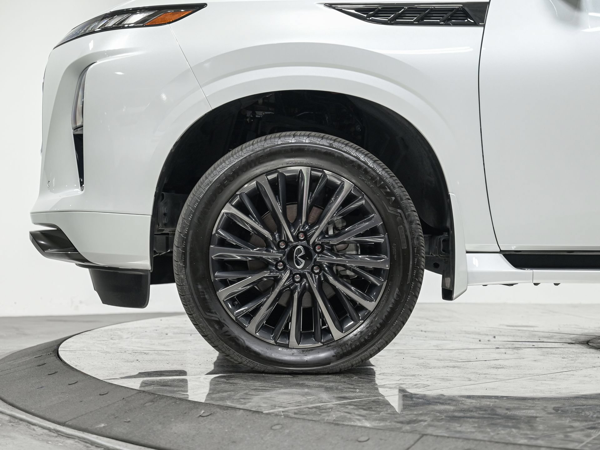 Used 2026 INFINITI QX80 Autograph w/ Premium Cargo Package AWD/4WD image 3
