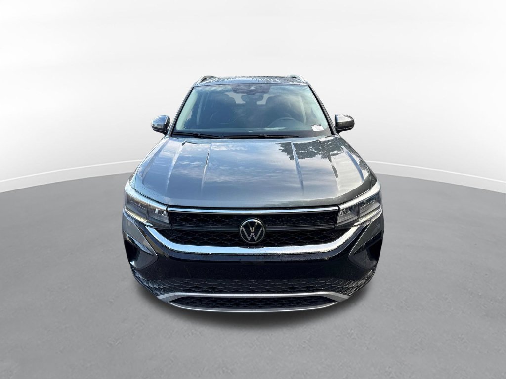 Used 2023 Volkswagen Taos SE w/ Panoramic Sunroof Package FWD image 3