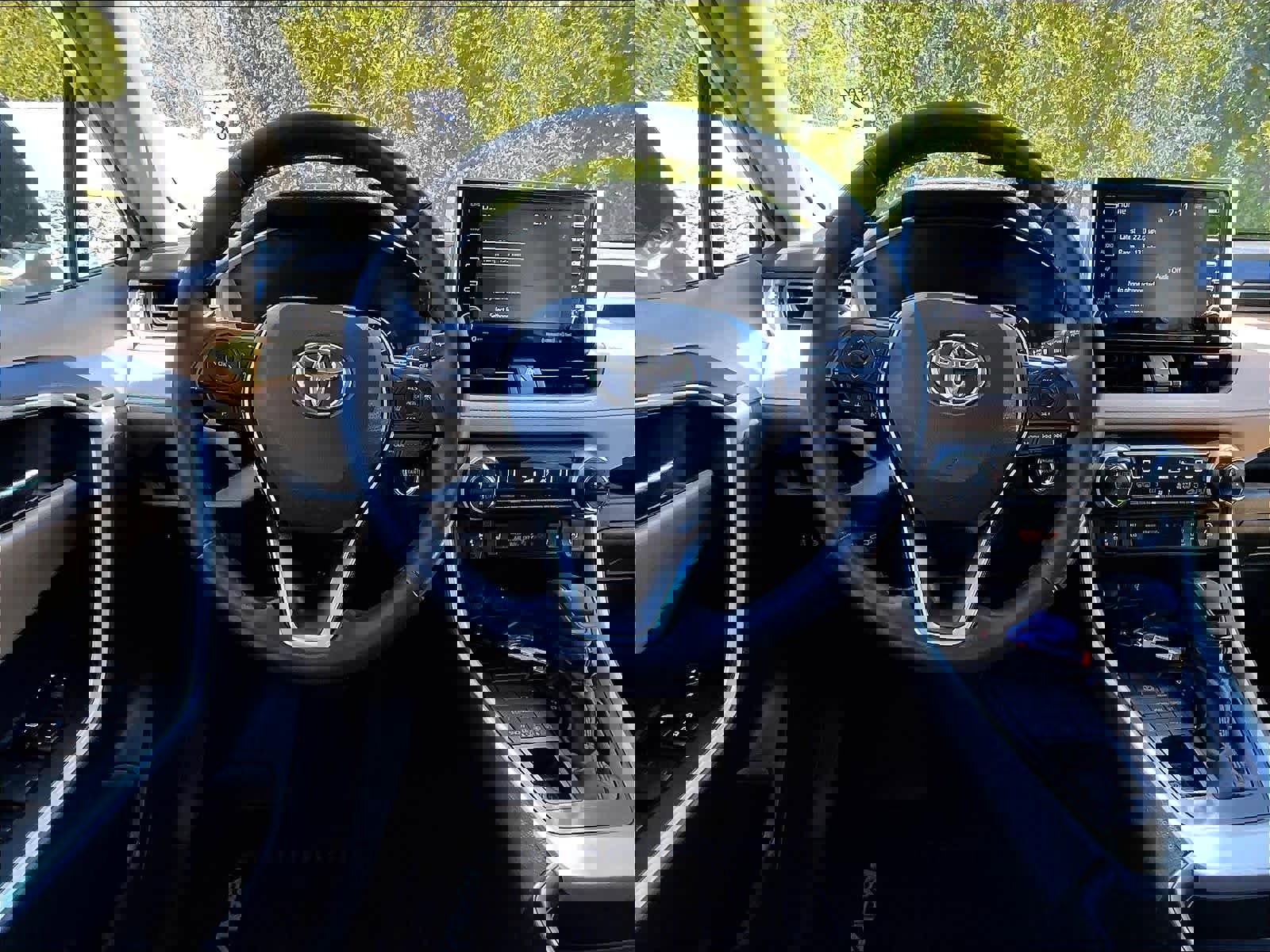 Used 2021 Toyota RAV4 XLE w/ Convenience Package AWD/4WD image 17