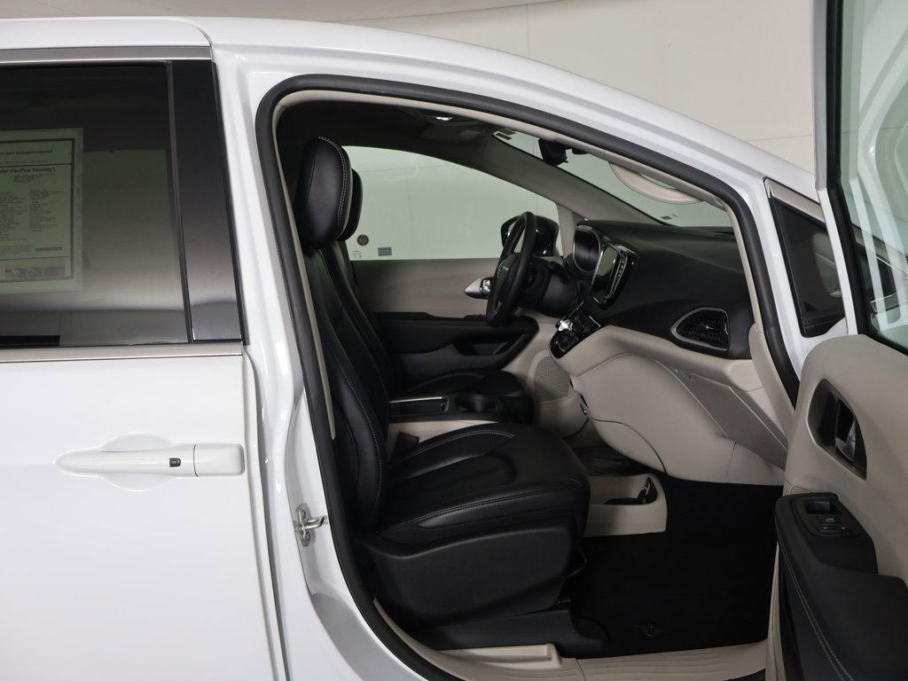 Used 2024 Chrysler Pacifica Touring-L image 30