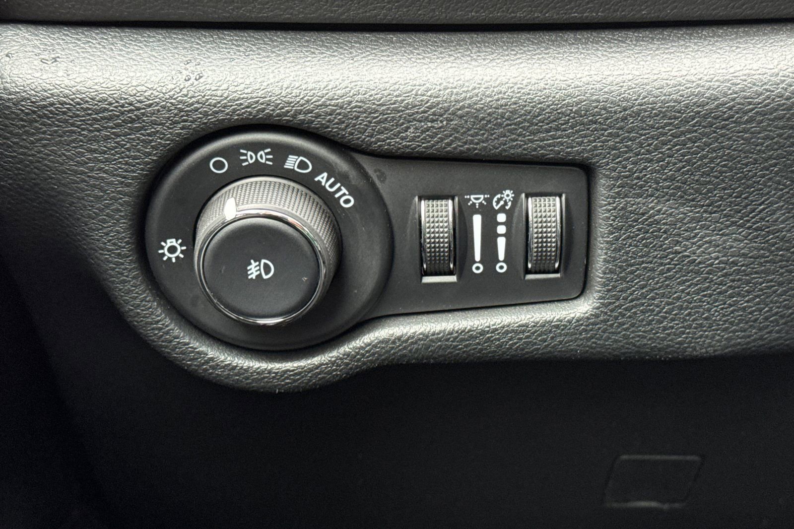 Used 2025 Chrysler Pacifica Select image 31