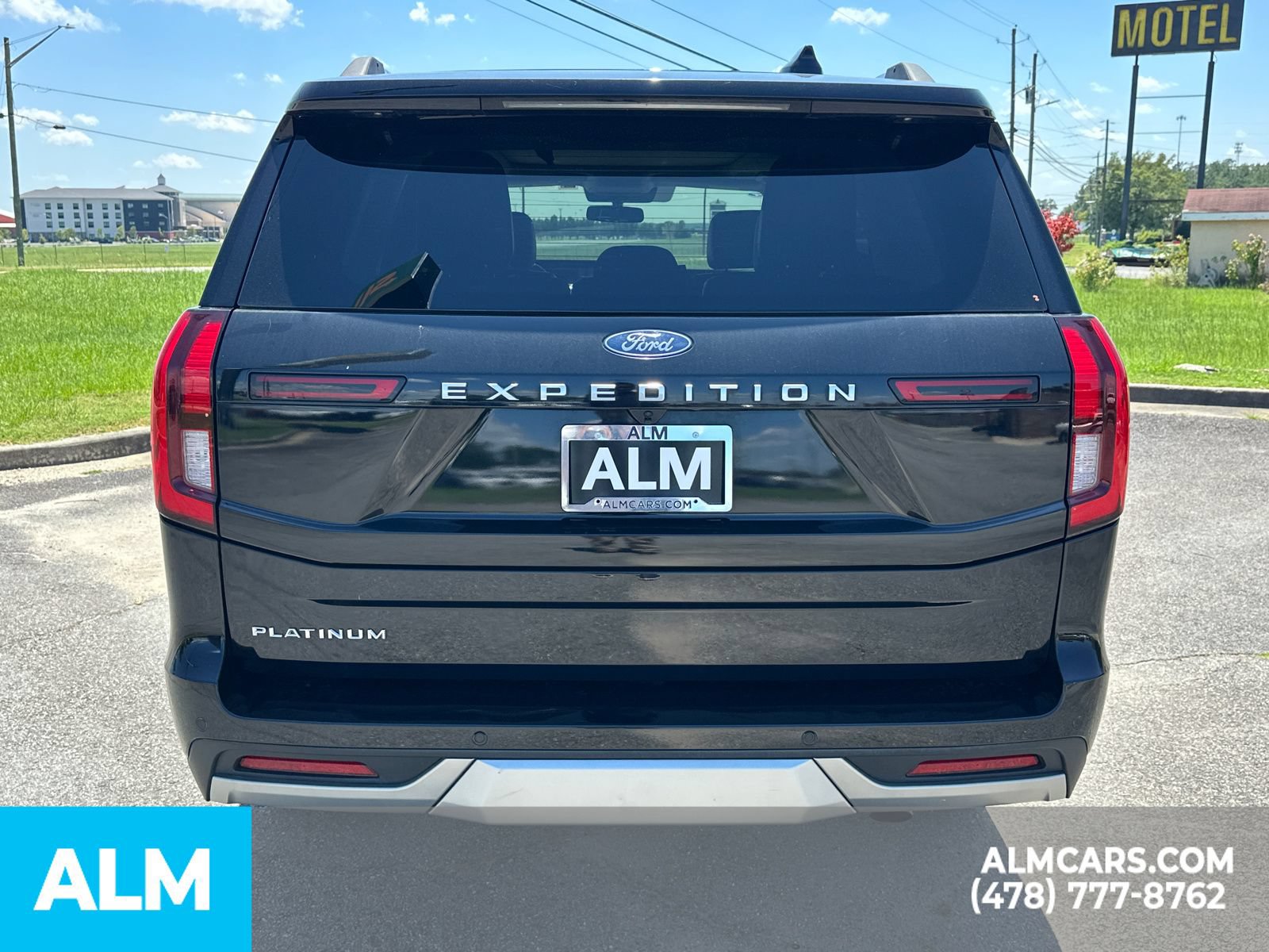 Used 2025 Ford Expedition Platinum w/ Driver's Package AWD/4WD image 6