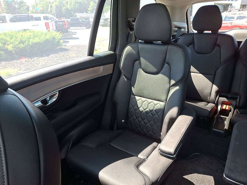 Used 2025 Volvo XC90 T8 Plus w/ Protection Package Premier AWD/4WD image 12
