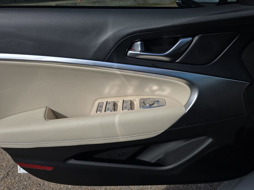 Used 2026 Genesis G70 2.5T image 25