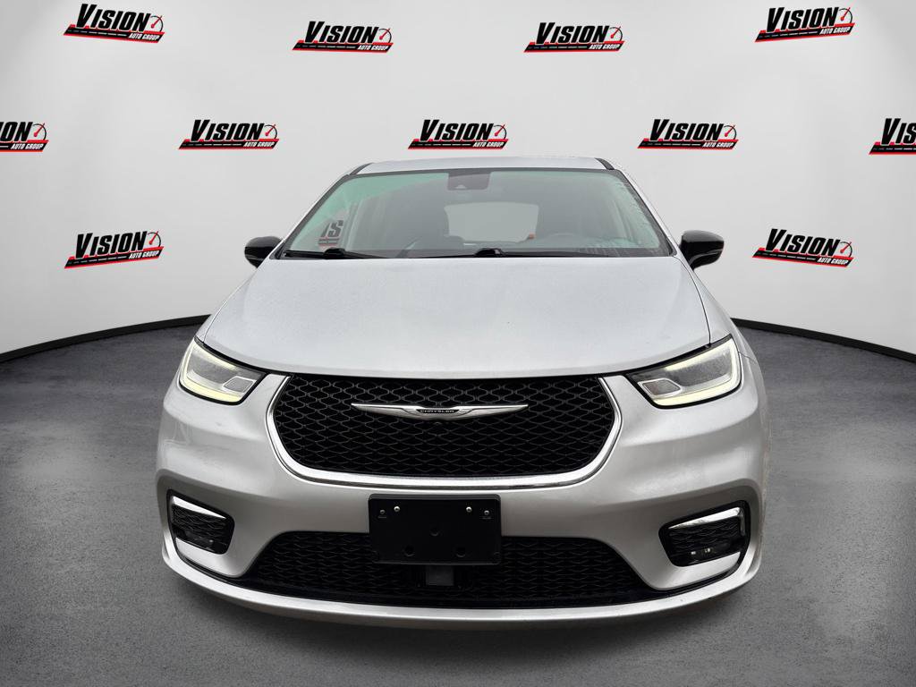 Used 2024 Chrysler Pacifica Touring-L FWD image 2