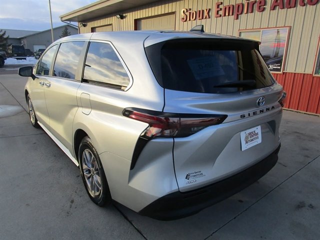Used 2023 Toyota Sienna XLE AWD/4WD image 8