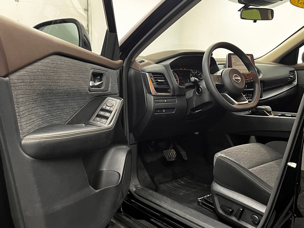 Used 2023 Nissan Rogue SV image 18
