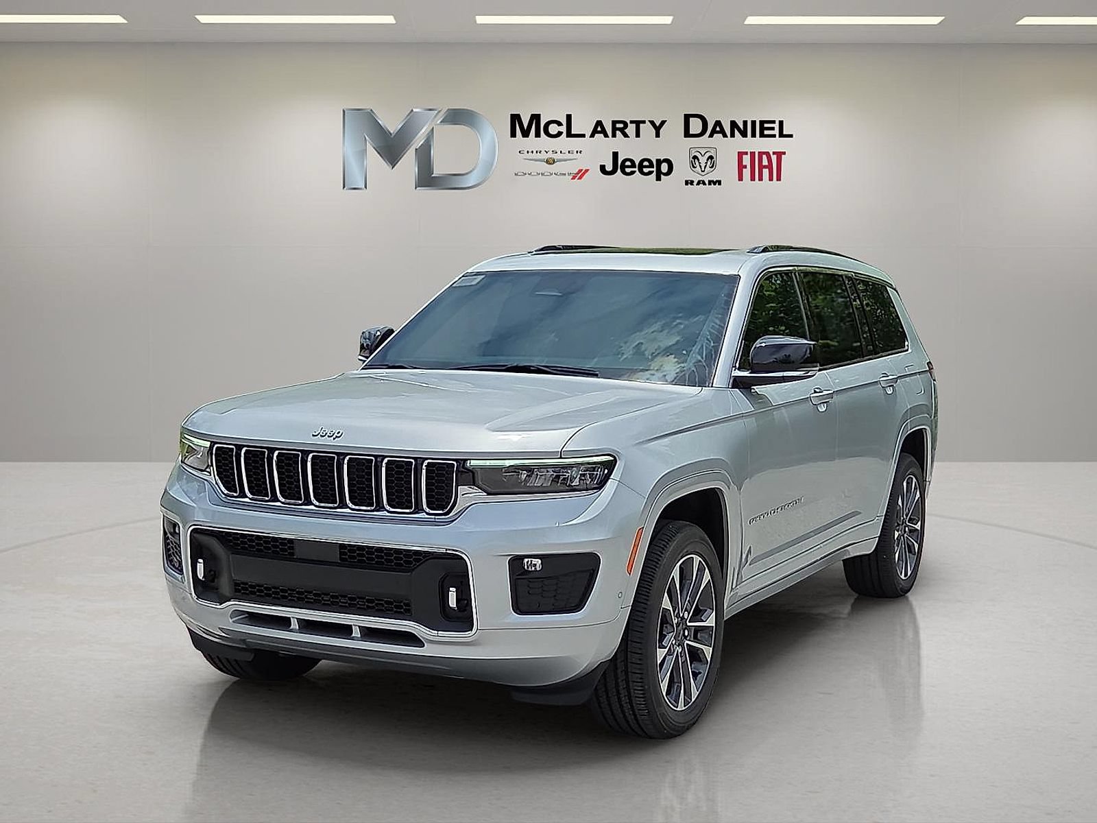 New 2025 Jeep Grand Cherokee L Overland w/ Rear Seat Video Group I AWD/4WD image 2