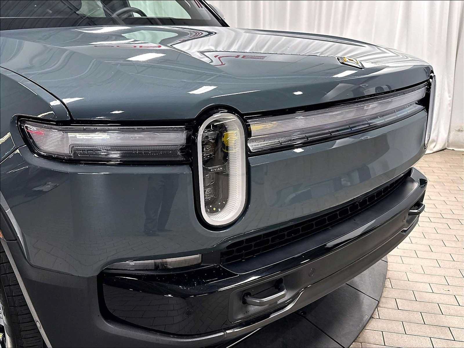 Used 2025 Rivian R1S Premium AWD/4WD image 32