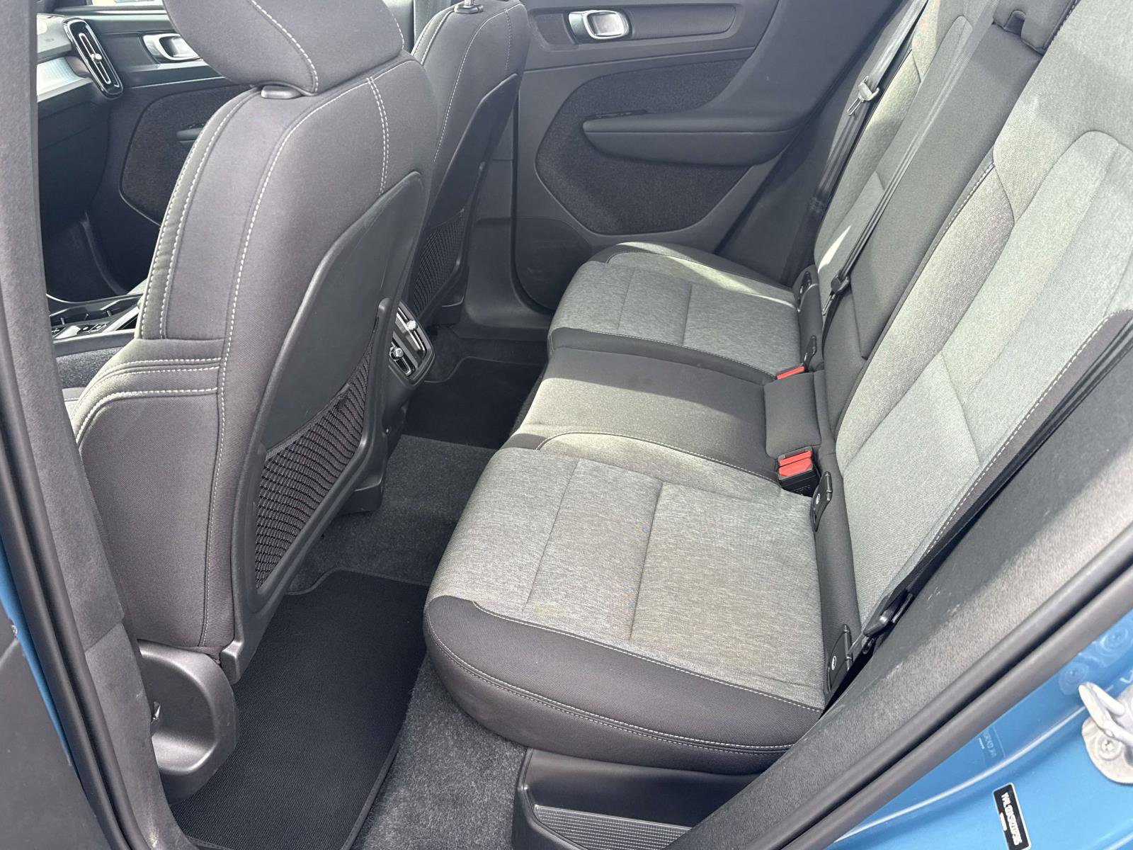 Used 2024 Volvo XC40 B5 Core image 28