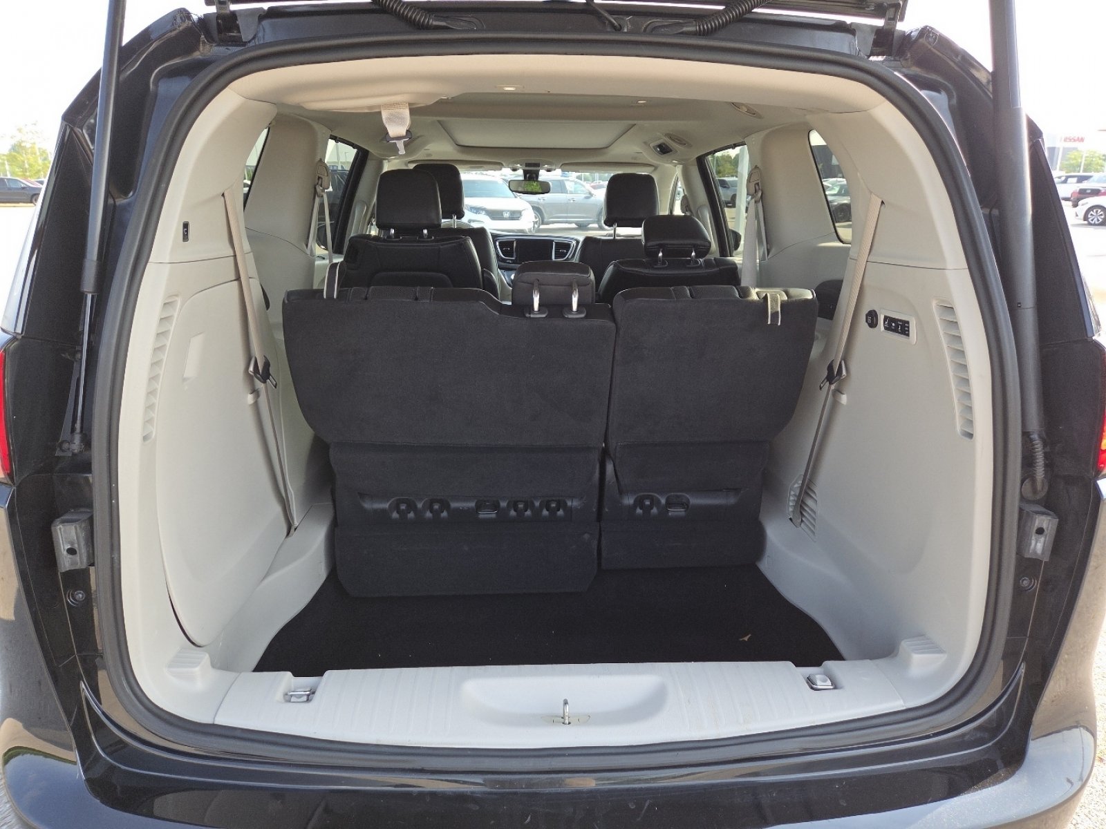Used 2020 Chrysler Pacifica Limited FWD image 21