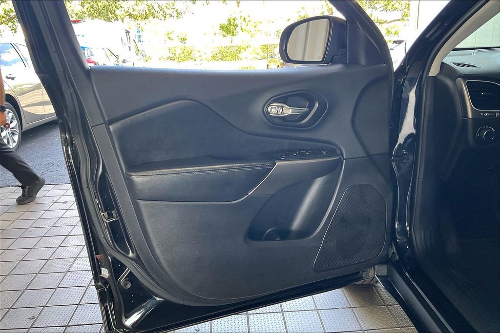 Used 2020 Jeep Cherokee Latitude FWD image 2