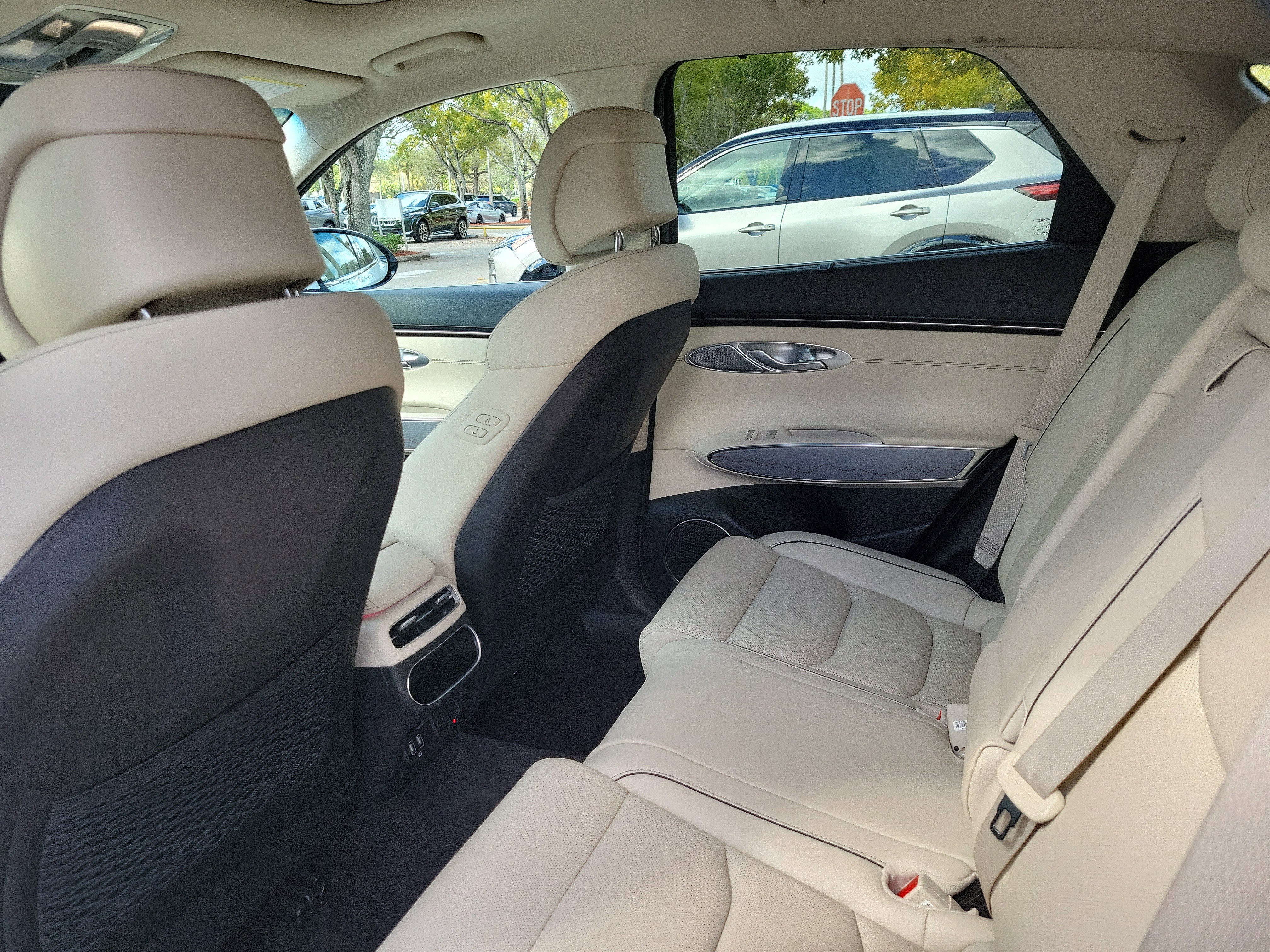 Used 2023 Genesis GV70 2.5T w/ Advanced Package image 10