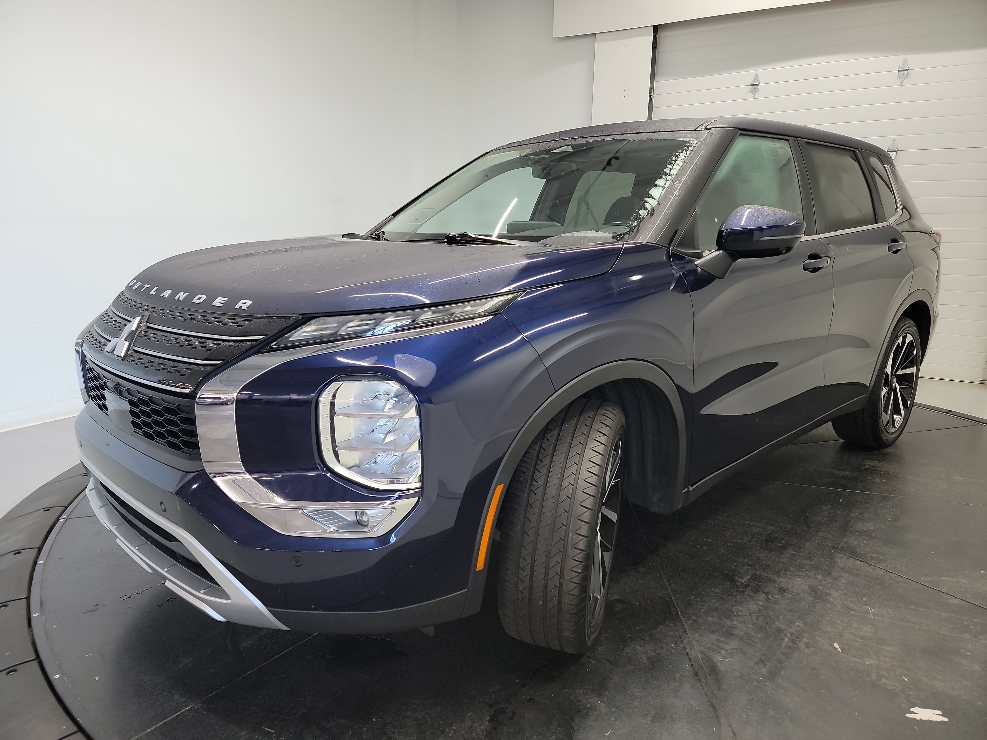Used 2023 Mitsubishi Outlander SE FWD image 3