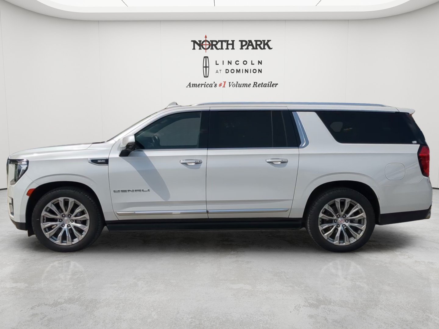 Used 2022 GMC Yukon XL Denali w/ Max Trailering Package AWD/4WD image 2