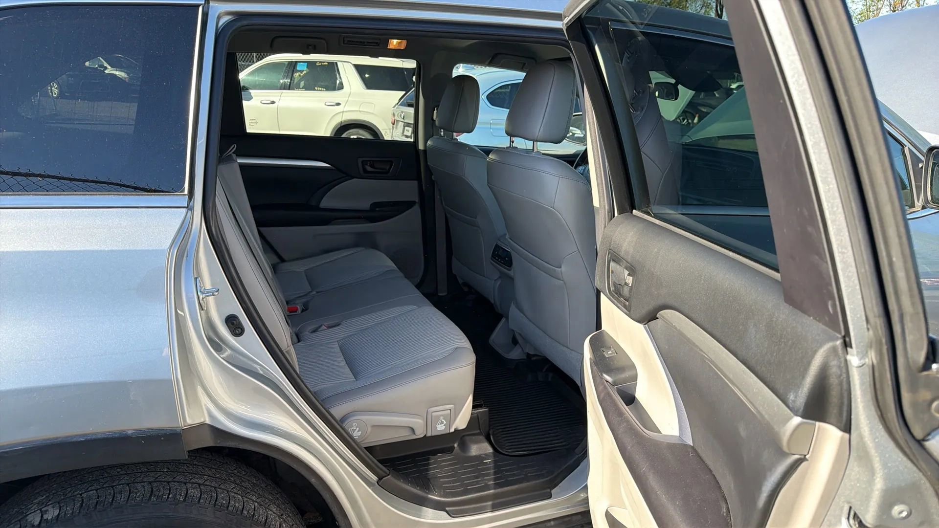 Used 2017 Toyota Highlander AWD V6 image 26